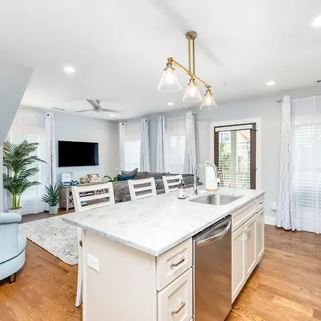 Private Balcony 2 Living Rooms 2 Blocks To King